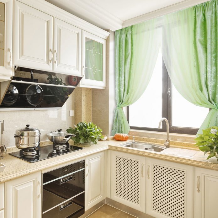 cortinas en la cocina con fregadero junto a la ventana