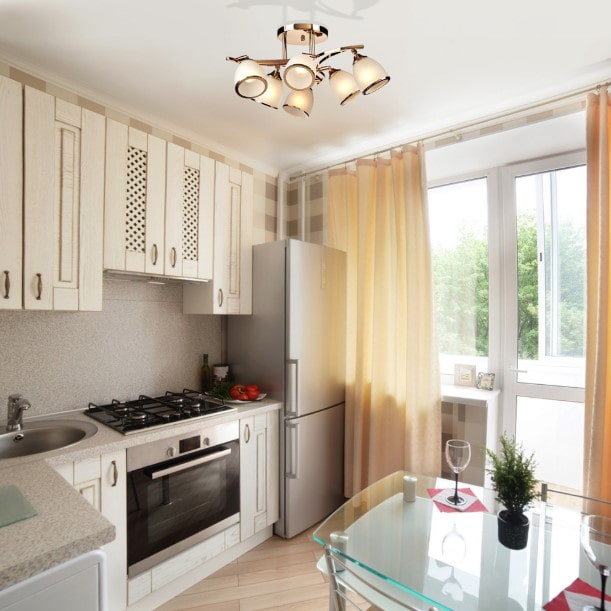 cocina pequeña con cortinas hasta el suelo