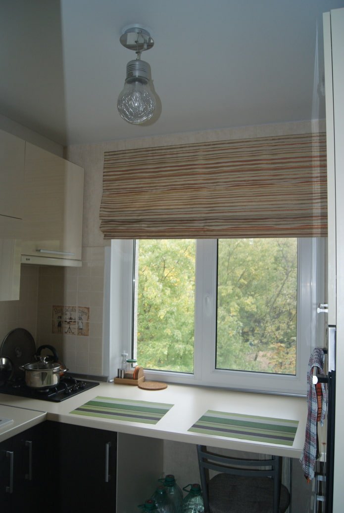 cortinas de rayas en la cocina