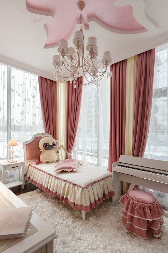 cortinas translúcidas con un patrón en forma de mariposas