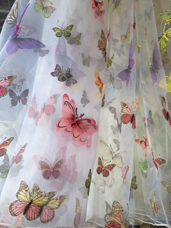 cortinas translúcidas con un patrón en forma de mariposas