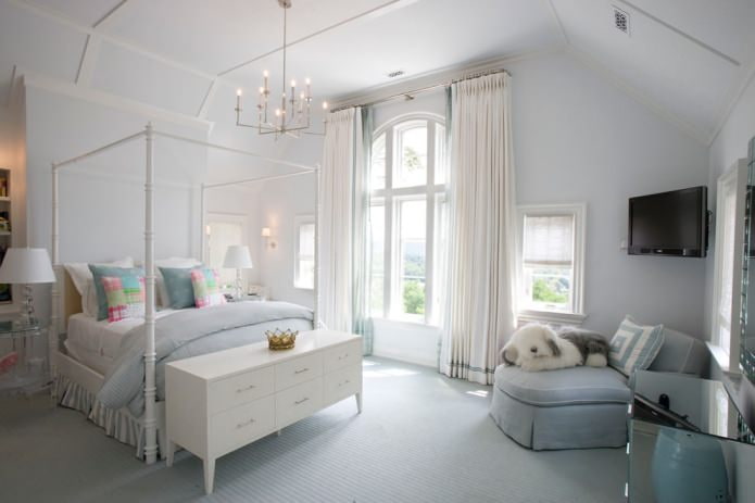 Cortinas en una ventana arqueada del dormitorio
