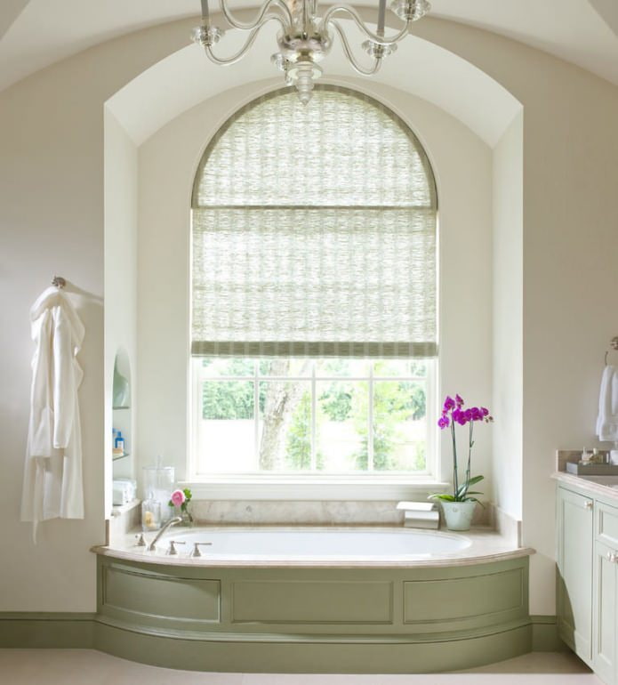 Ventana arqueada en el baño