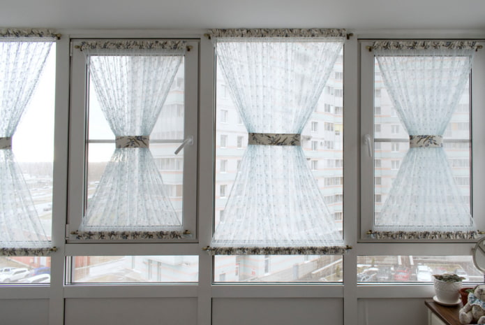 Cortinas de reloj de arena en la logia