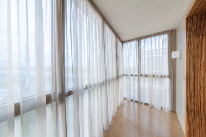 cortinas blancas en el interior del balcón