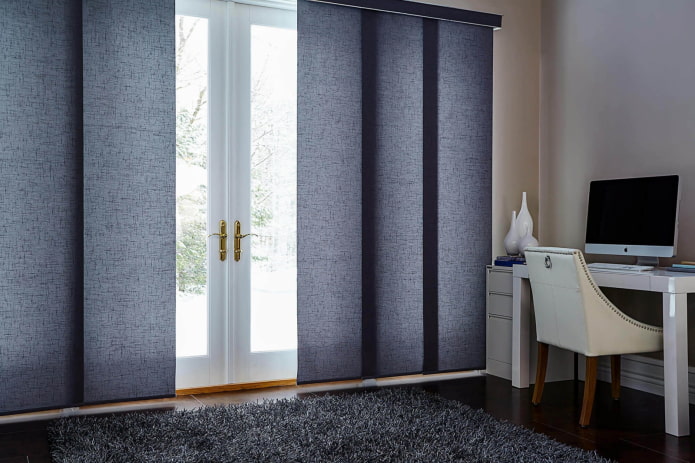 Cortinas japonesas en la puerta del interior