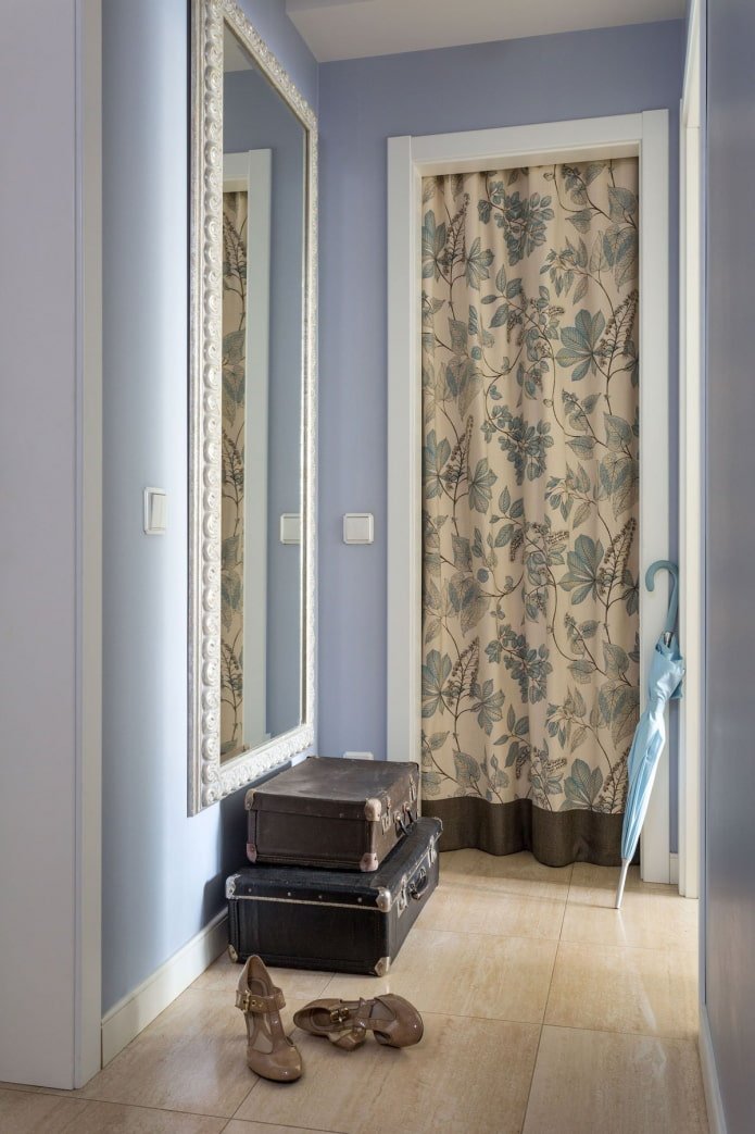Cortinas en la puerta del interior de la despensa