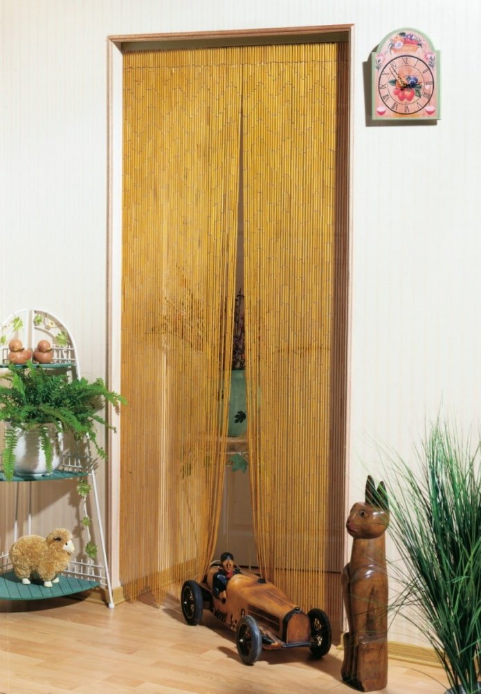 Cortinas de madera en la puerta del interior