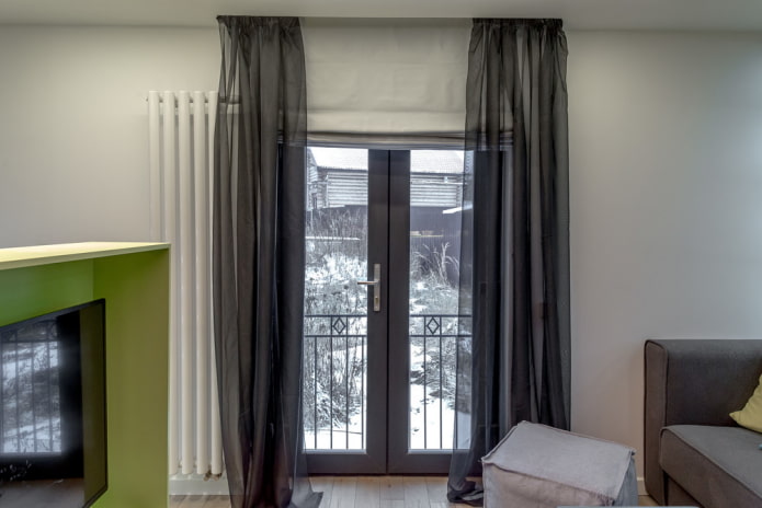 Cortinas en una puerta de cristal