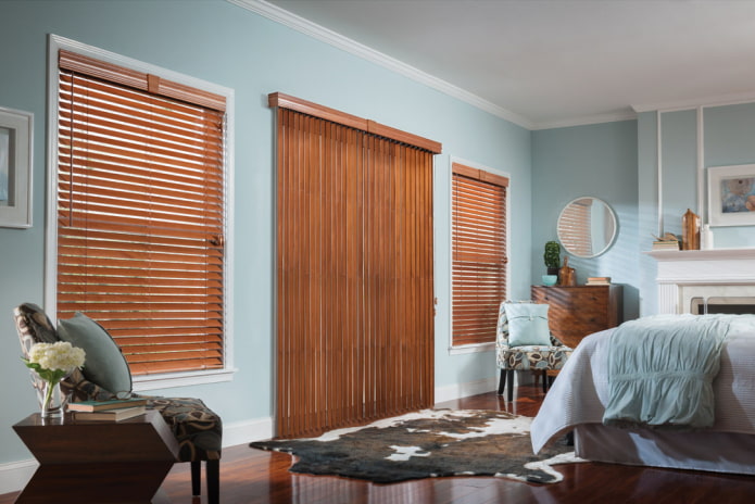 Persianas de madera en la puerta del interior