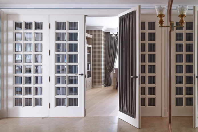 Cortinas en una puerta de cristal