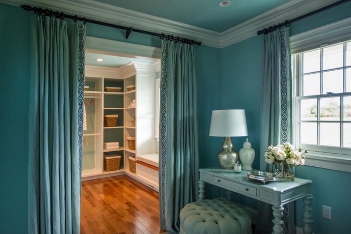cortinas con cornisa para la puerta en el interior