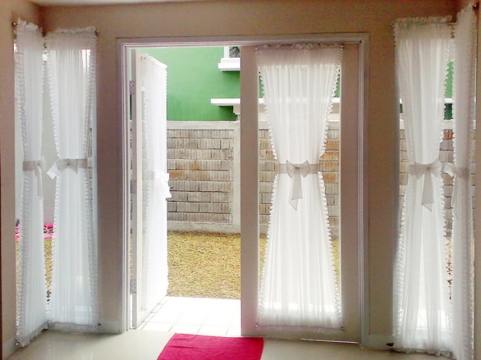 Cortinas de reloj de arena en la puerta del interior