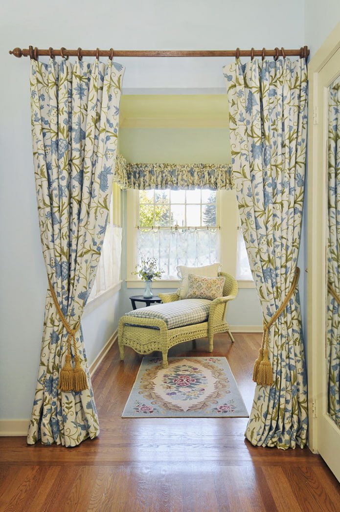 Cortinas en la puerta de estilo rústico