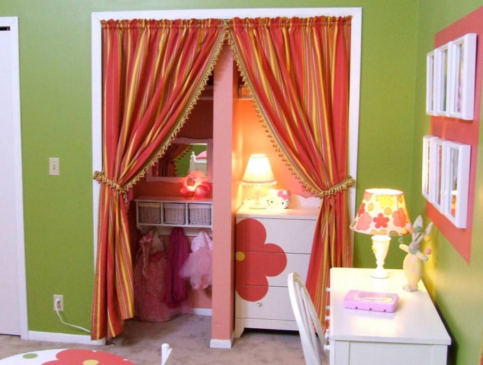 Cortinas en la puerta de la habitación infantil
