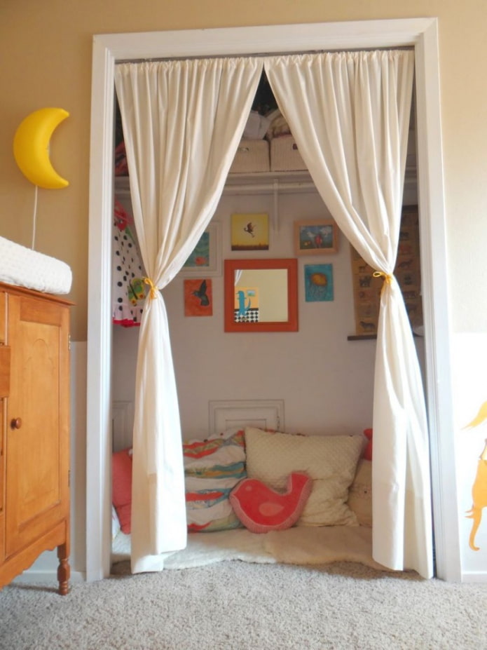 Cortinas en la puerta de la habitación infantil