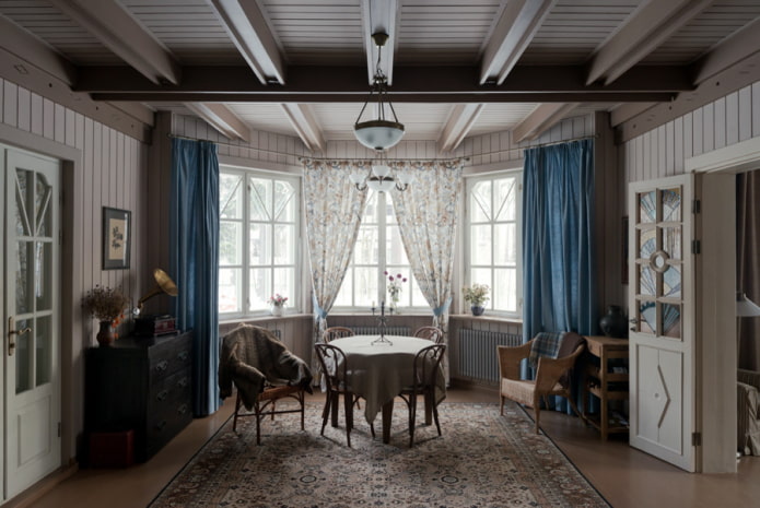 Cortinas en un ventanal de estilo provenzal