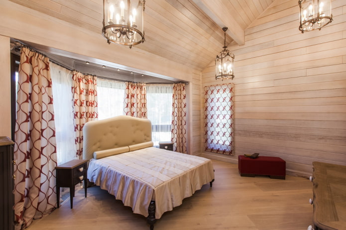 Cortinas en el ventanal de una casa de madera