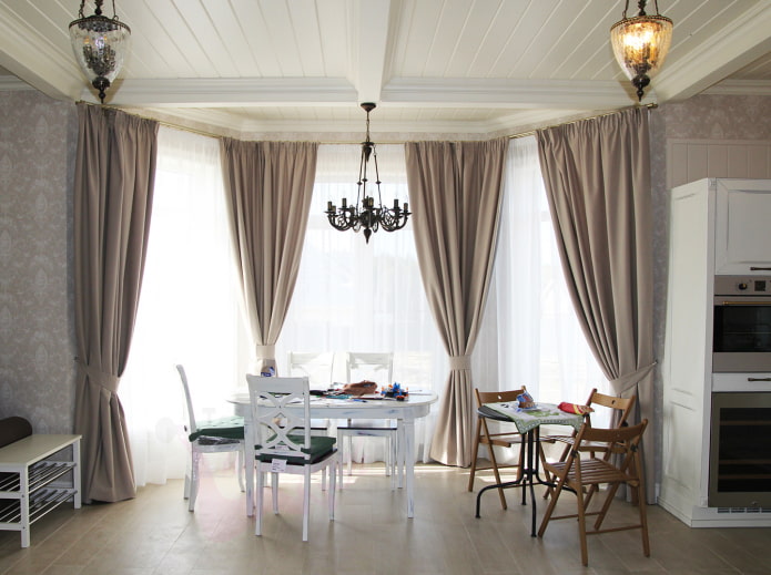 Ventana salediza clásica en el interior de la cocina