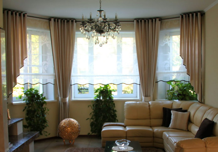 cortinas asimétricas en el ventanal del salón