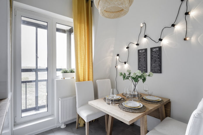 Balcón con cortinas de estilo moderno
