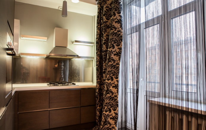cortinas de hilo en la abertura del balcón de la cocina