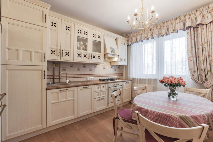 abertura de balcón con cortinas en una cocina de estilo provenzal