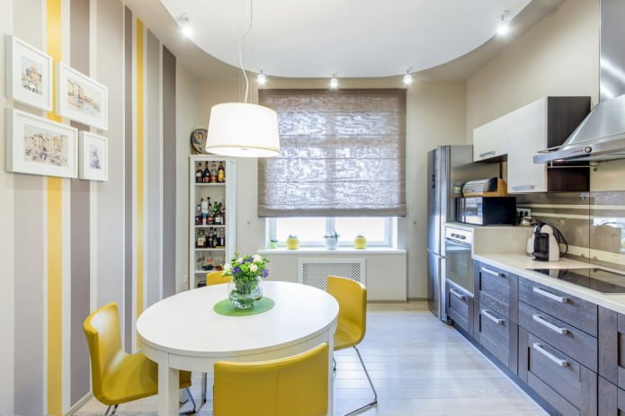 Papel pintado a rayas gris amarillento en el interior de la cocina