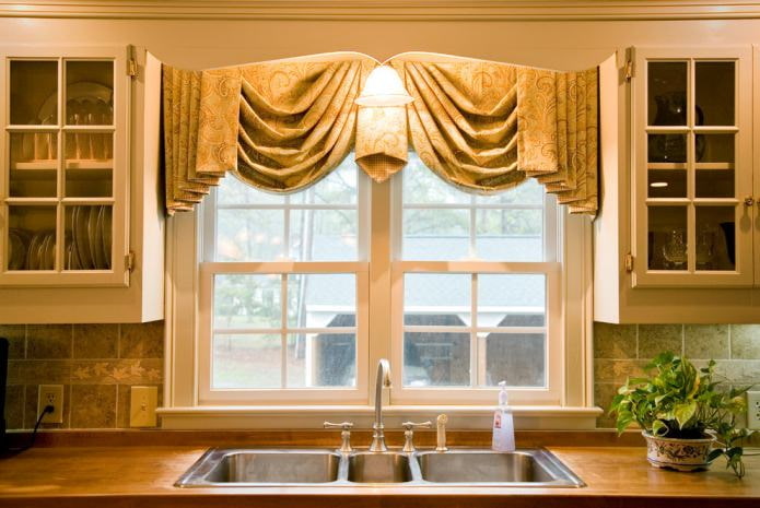 Cortinas de cocina plegadas