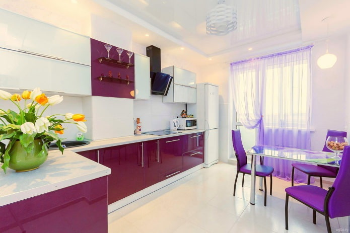 cortinas lilas en la abertura del balcón de la cocina