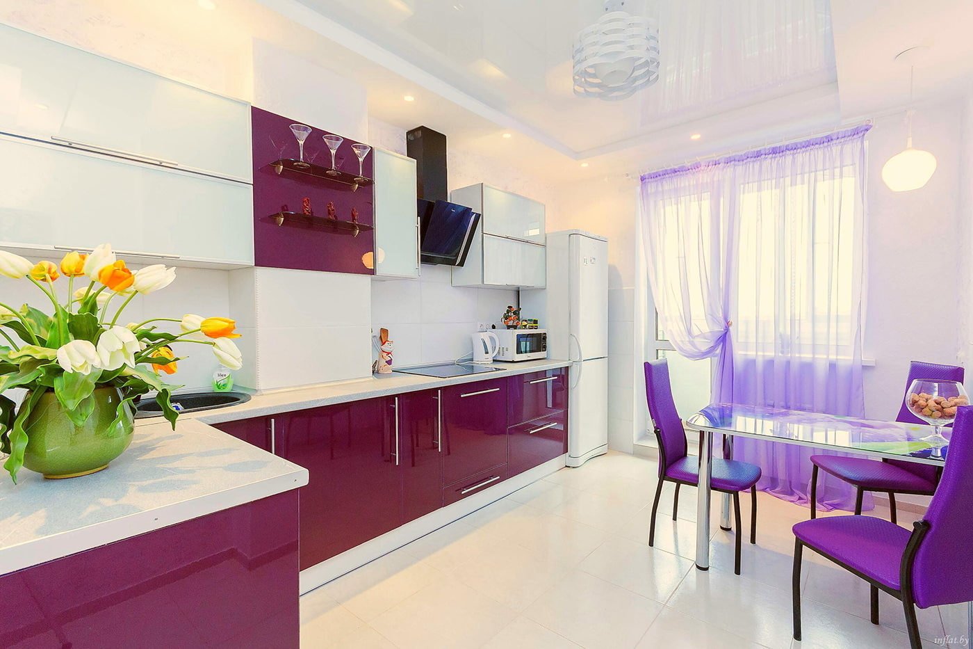 Morado y blanco en la cocina