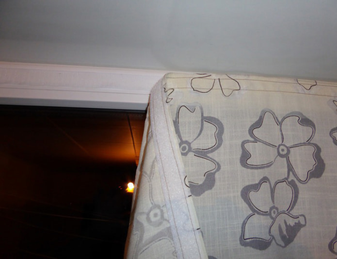 cómo pegar una cortina de velcro en una ventana de plástico