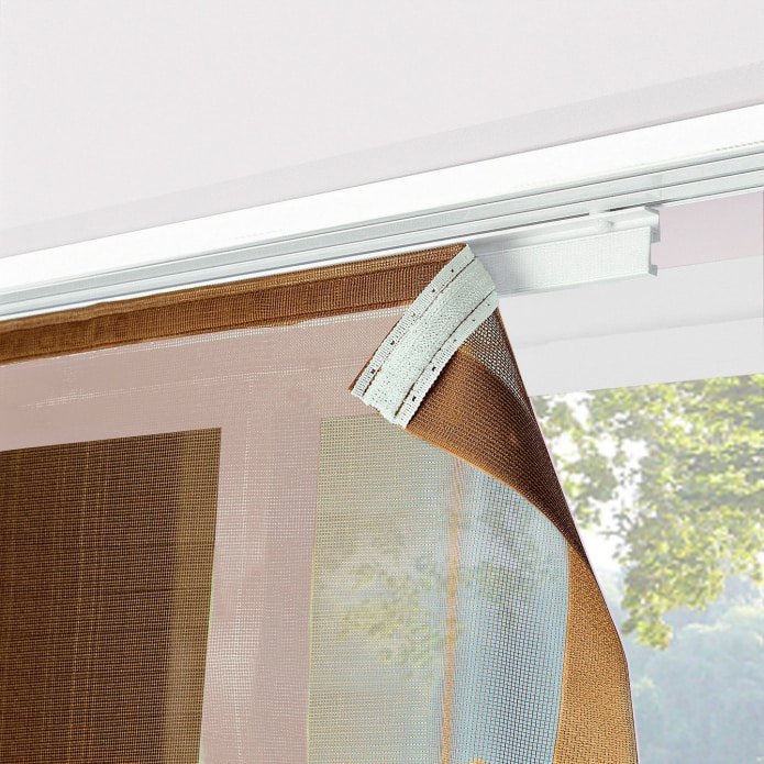 cortinas sobre cinta adhesiva