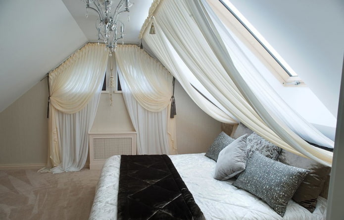 cortinas en las ventanas abuhardilladas del dormitorio