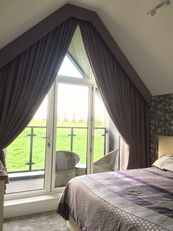 cortinas en las ventanas abuhardilladas del dormitorio