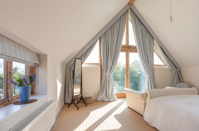 ventanas de tejado con cortinas grises