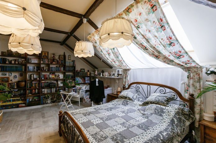 cortinas con estampado floral en una ventana abuhardillada