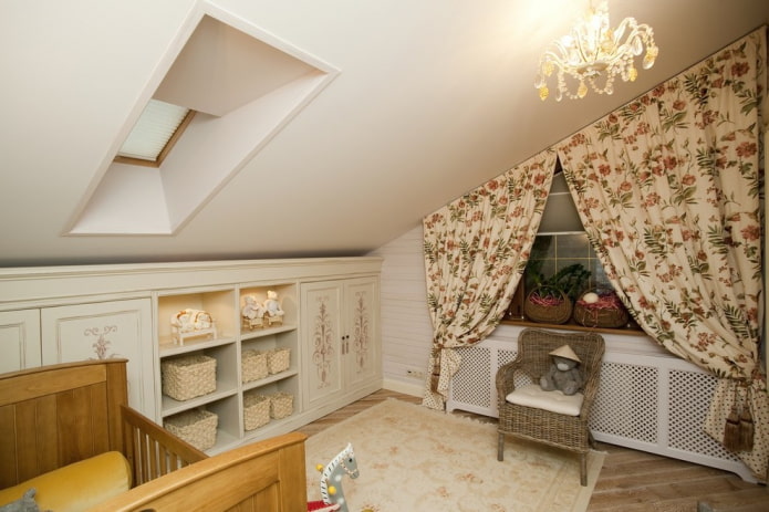 cortinas con estampado floral en la ventana del tejado