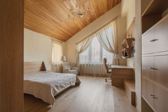 cortinas beige en la buhardilla