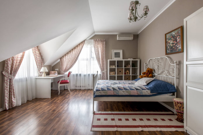 cortinas en las ventanas abuhardilladas de la habitación infantil