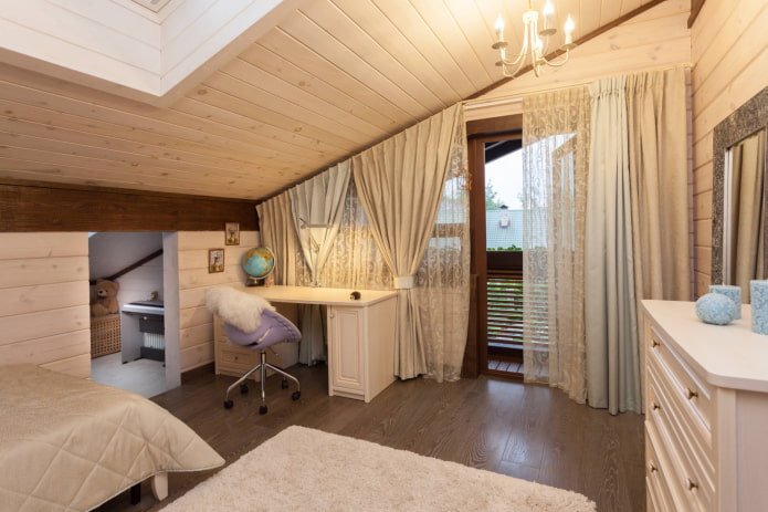 cortinas beige en la buhardilla