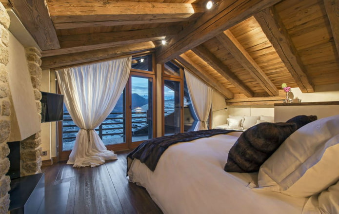 ventanas con cortinas de estilo chalet