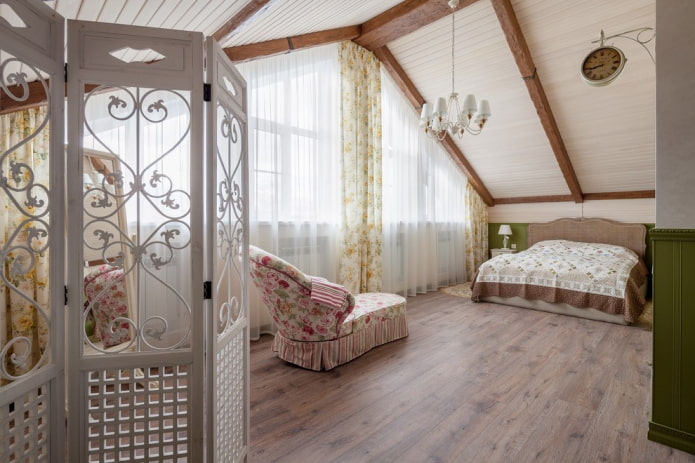 Cortinas en las ventanas del tejado al estilo provenzal