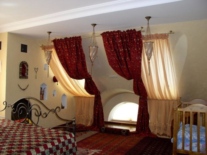 ventana de tejado con cortinas burdeos