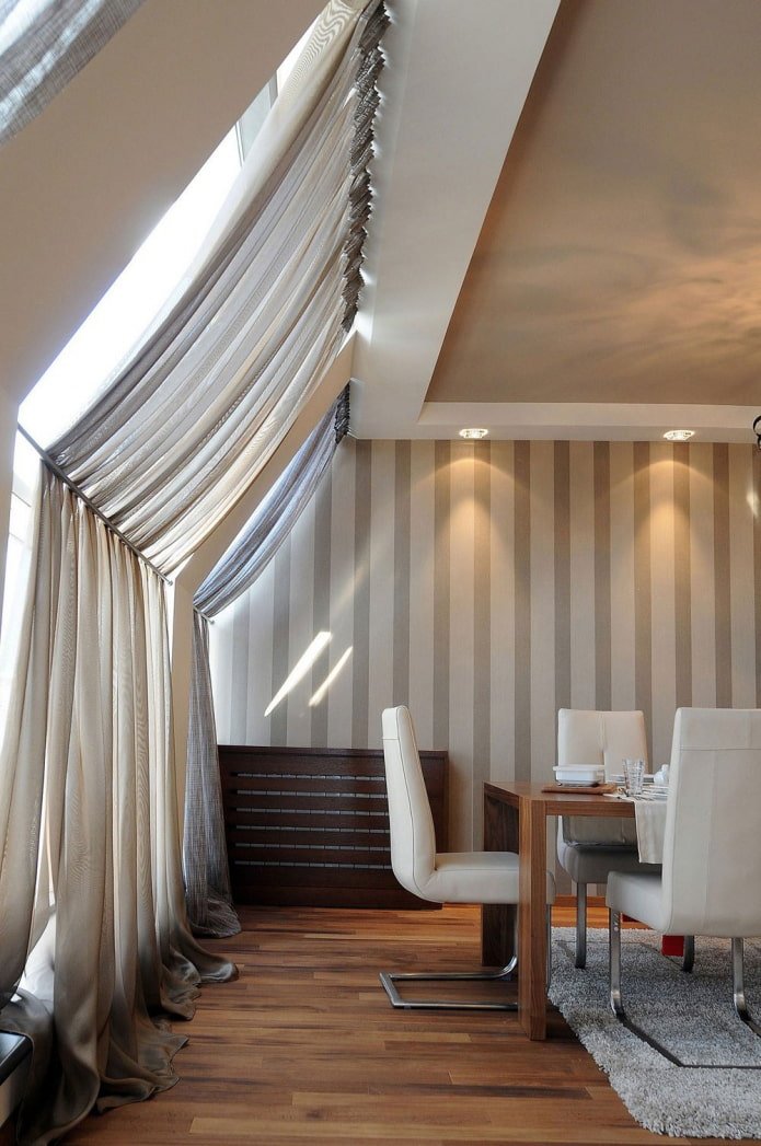 cortinas en la buhardilla con bisel