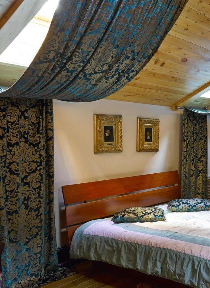 cortinas estampadas en la buhardilla