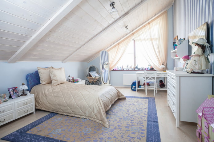 cortinas en las ventanas abuhardilladas de la habitación infantil