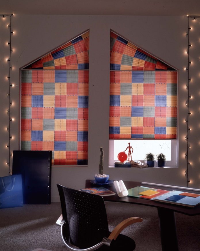 persianas plisadas con motivos geométricos en la ventana de tejado
