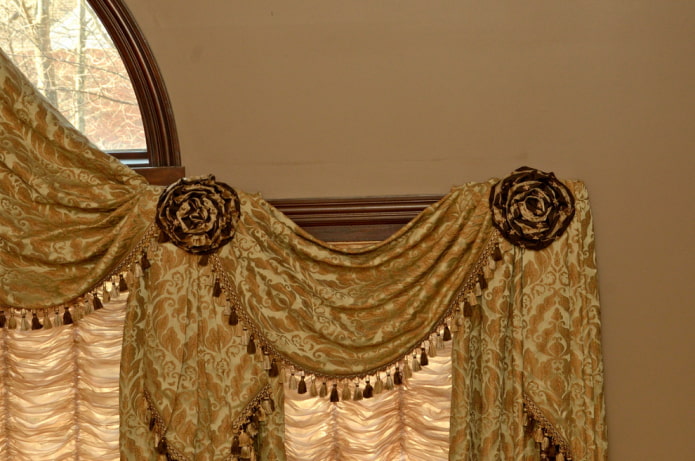 lambrequín decorado con borlas