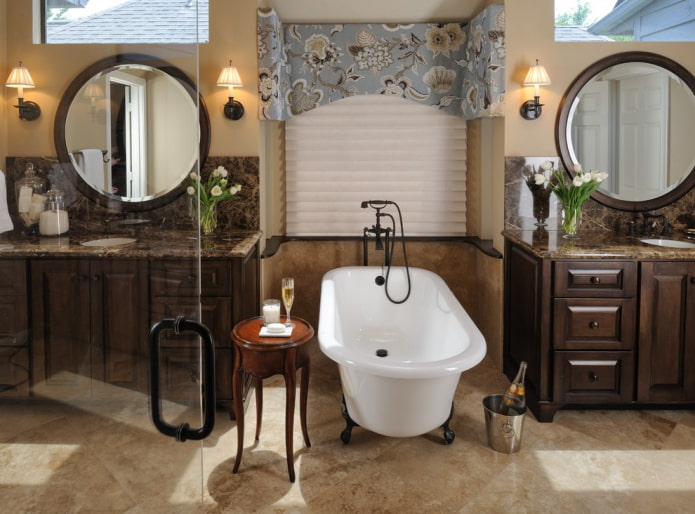 lambrequín duro con flores en el interior del baño